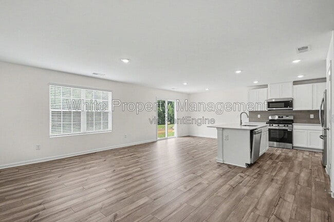 Photo - 313 W 18th St