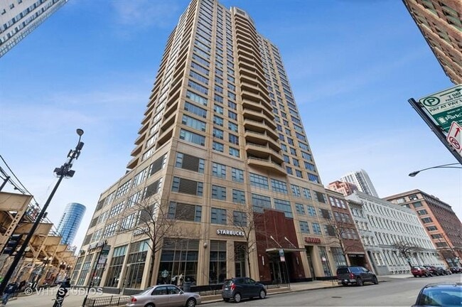 Building Photo - Extra Spacious Corner 1 Bed Condo set in Chicago's Desirable West Loop Neighborhood! Ready 6/1! Unit 604