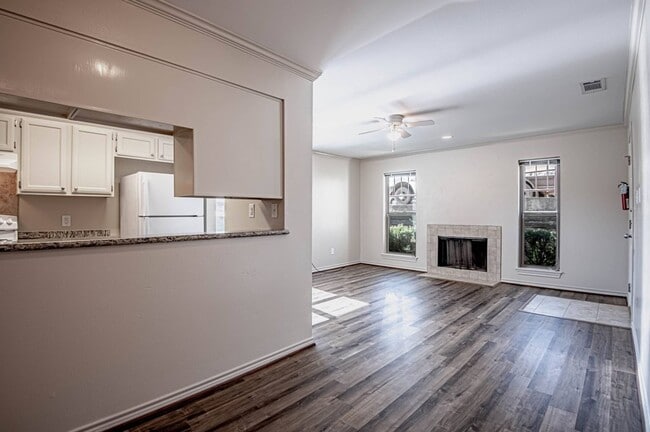 Comedor con vistas - Dogwood Village Apartments