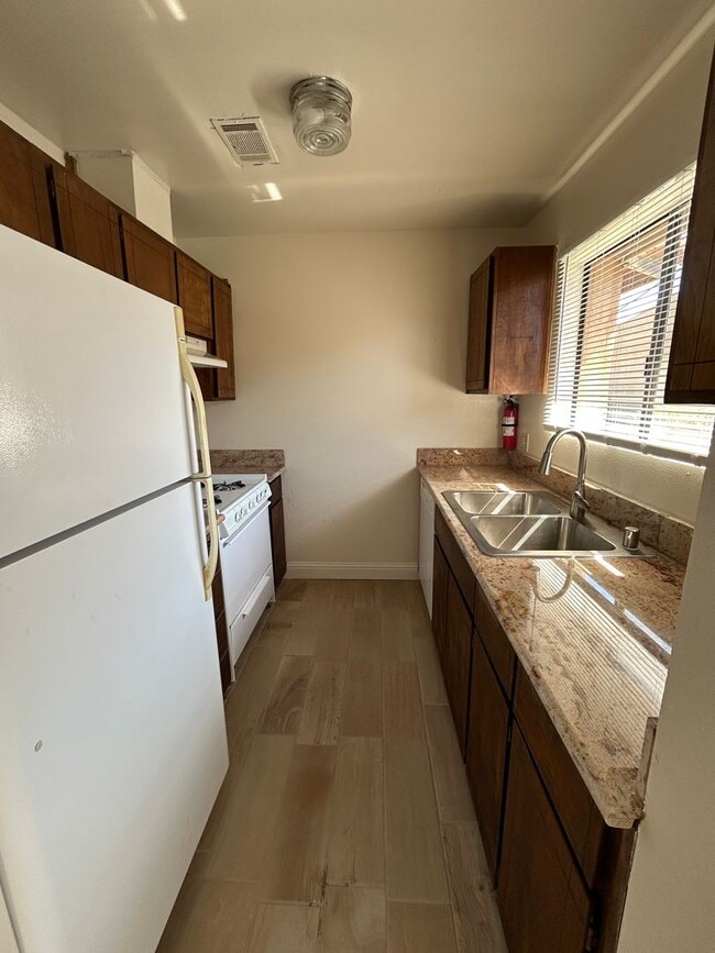 Building Photo - Spacious and upgraded 2 bedroom 1 bath, unit in Villa Verde Condominiums.