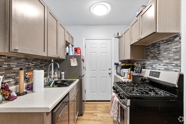 Building Photo - 652 W Oakdale Ave Rental