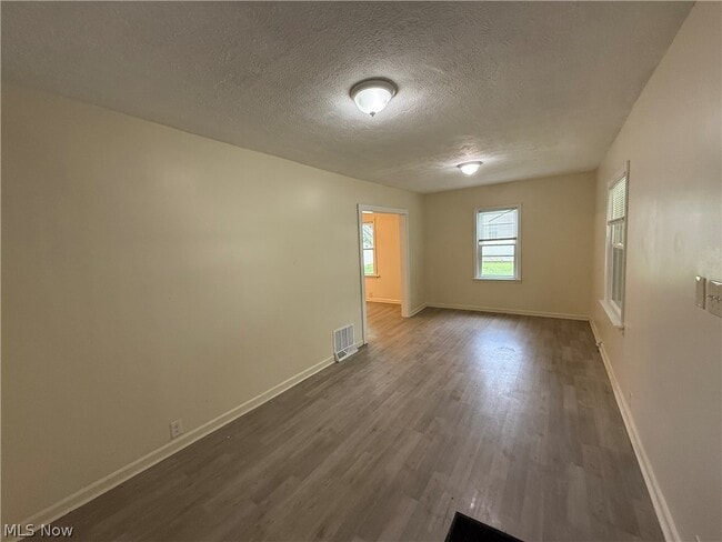 Photo - 404 Noah Ave