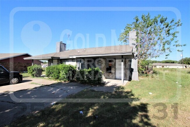 Building Photo - 4801 Cedarhill Cir Unit B