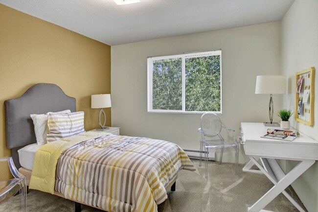 Dormitorio con cama, escritorio y ventana. - Allegro