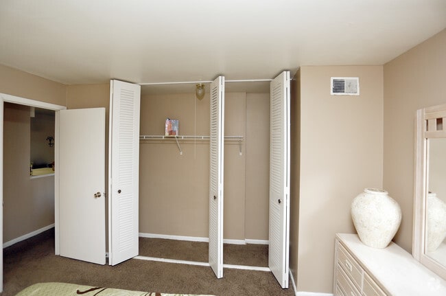 dormitorio de la unidad estándar - Garden Pointe Apartments