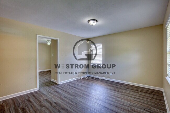 Photo - 820 Collin Dr