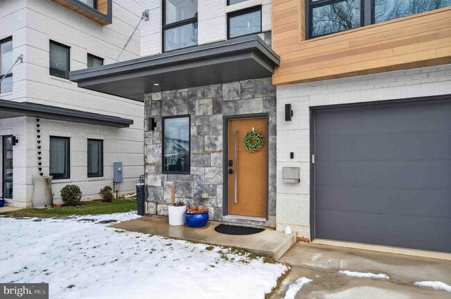 Building Photo - 911 S Oak St