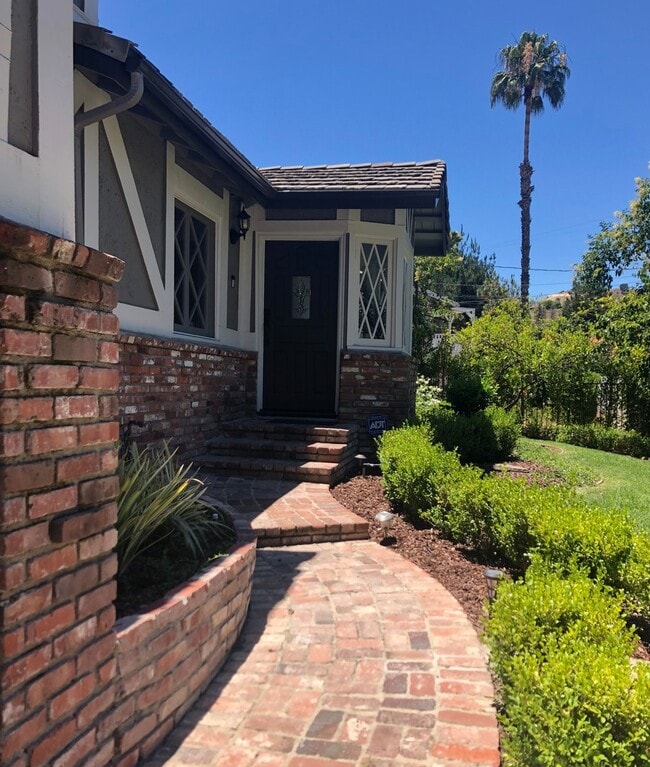 Photo - Luxury 5 Bed, 3 Bath - Entertainers Dream!