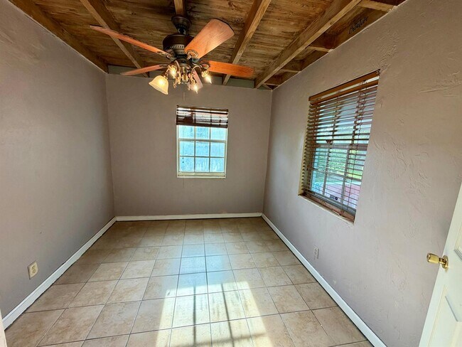Photo - 1061 W 4th St