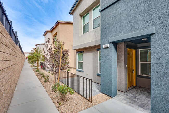 Charming 3-Bedroom Townhome with Smart Hom... - Charming 3-Bedroom Townhome with Smart Hom...