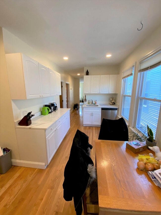 Building Photo - 359 Western Ave Unit 3