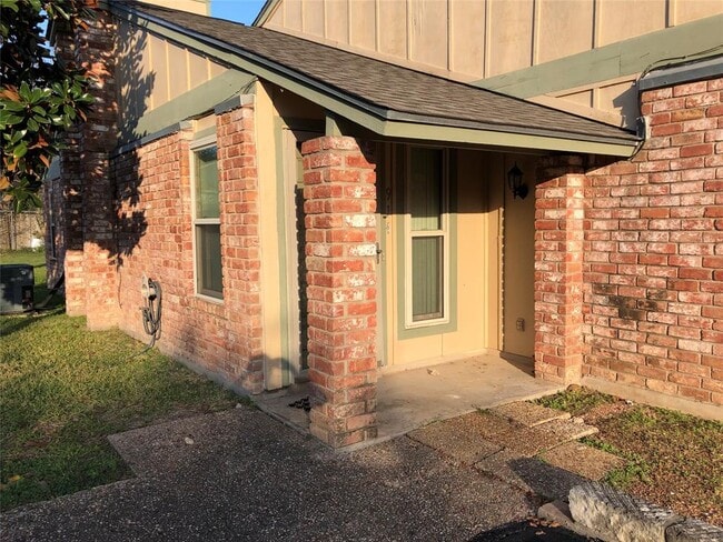 Building Photo - 914 W Meadowmere Ln Rental