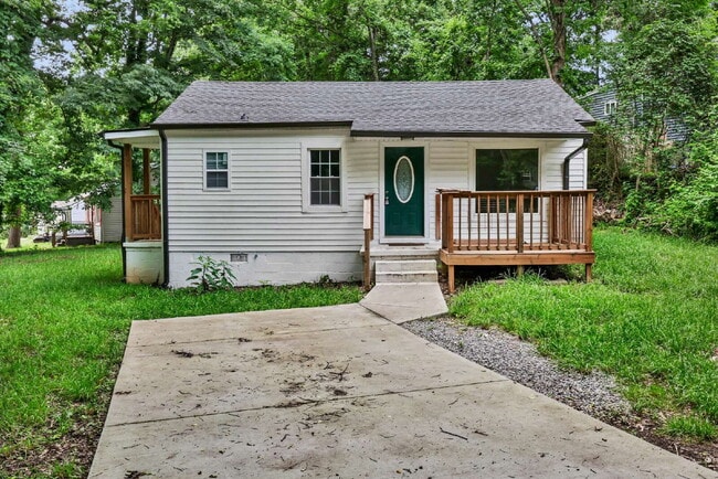 Building Photo - Charming 2-bed 1-bath home minutes from shopping, APSU, and dining.