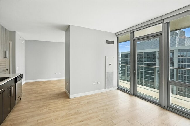 Photo - 337 E Wacker Dr