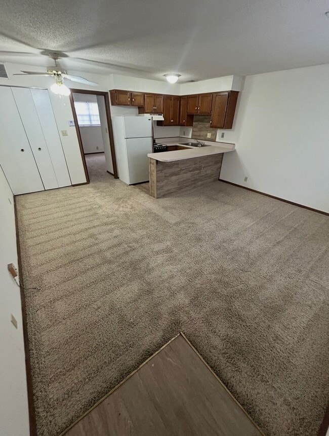 Building Photo - Chapel Court Apartments Unit 2169