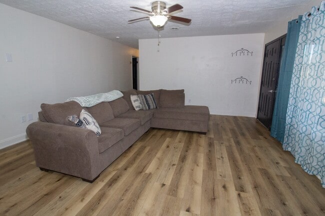 Photo - 13949 Compton Rd