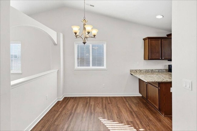 1045 W Sanetta St