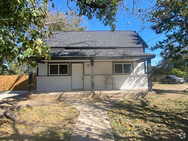 Building Photo - 2 Bed Duplex Recently remodeled Rental