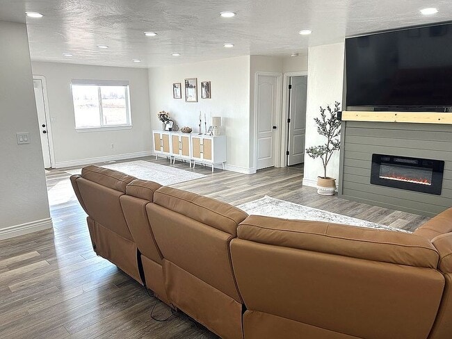 Photo - 627 W 2000 N