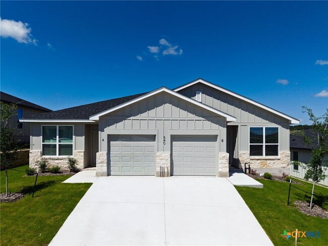 Building Photo - 640 Pacific Crest Trl