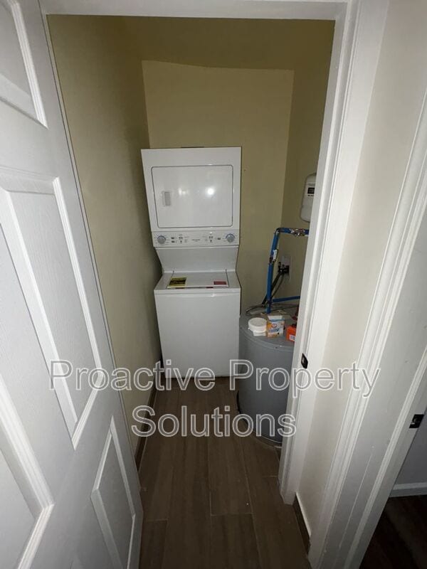 Photo - 730 N Main St