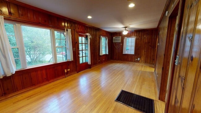 Photo - Downtown Cottage!