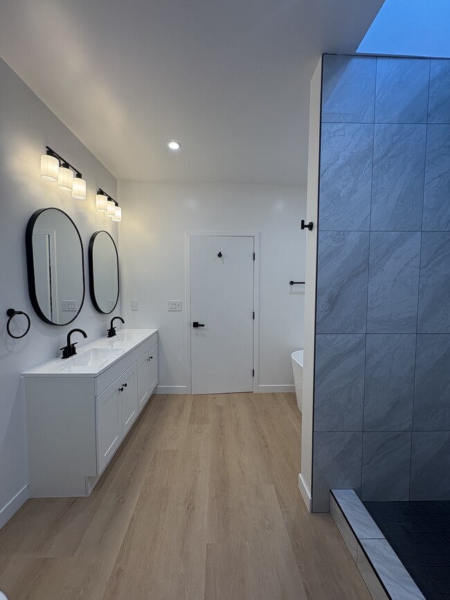 Bathroom - 7834 S Harvard Blvd Rental