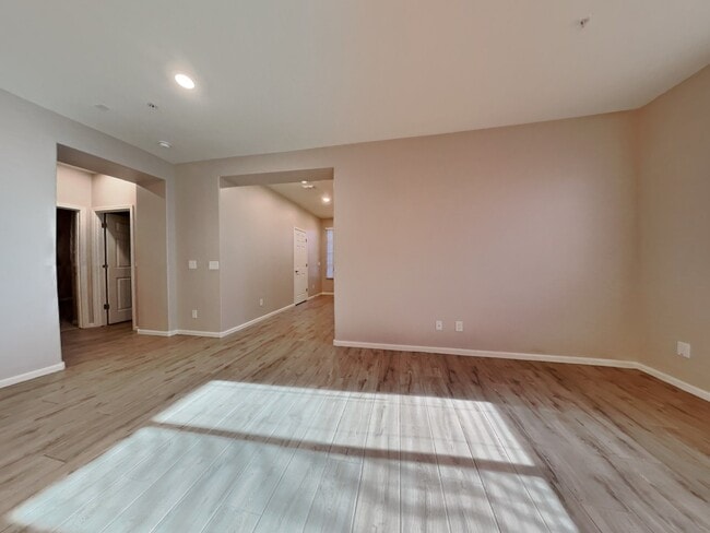21266 W Wilshire Dr