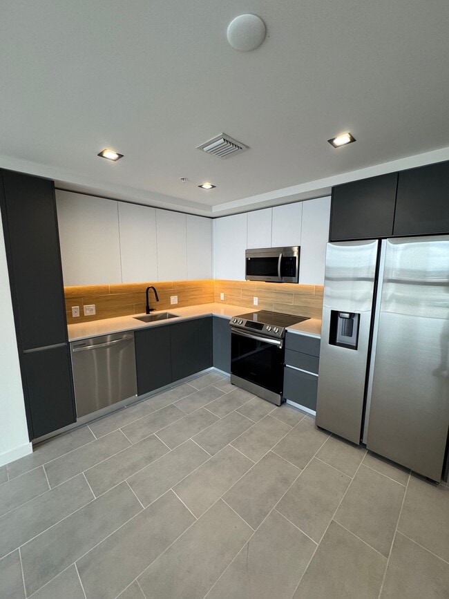 Building Photo - 25 NW 23rd St Unit B1 Rental