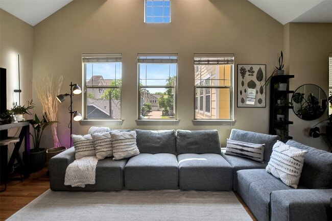 Photo - 837 W 25th St