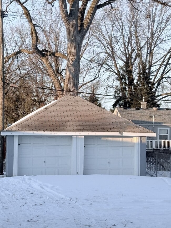 Cochera - 11203 Jackson Ave