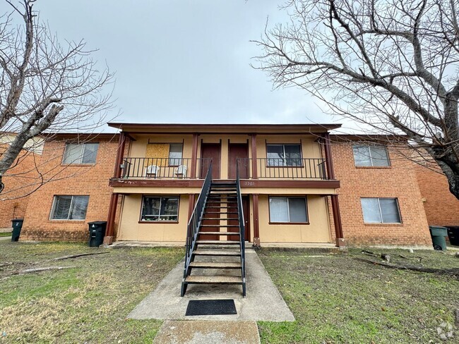 Building Photo - 2202 Hunt Dr Unit Apt D