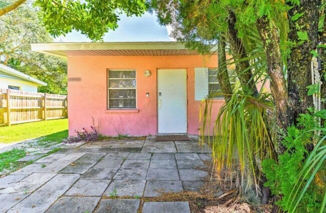 Building Photo - 2/1 unfurnished duplex in convenient location and fenced yard- pet friendly!