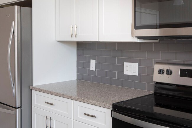 Photo - North Washington Square @ Hickory: In-Unit Washer & Dryer, Cold Water, Fitness Center, Sauna, Bar...