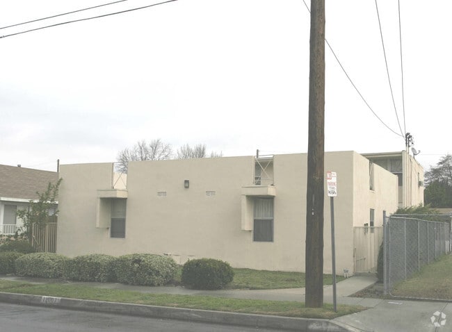 Building Photo - Clarkdale Apts