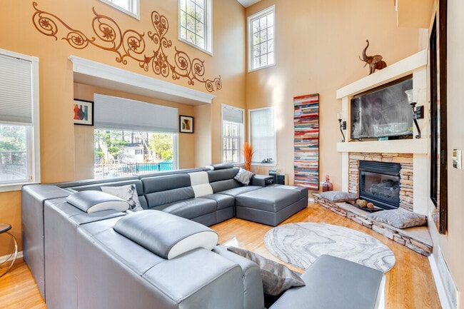 Building Photo - 14 Normandy Dr Unit ID1300052P