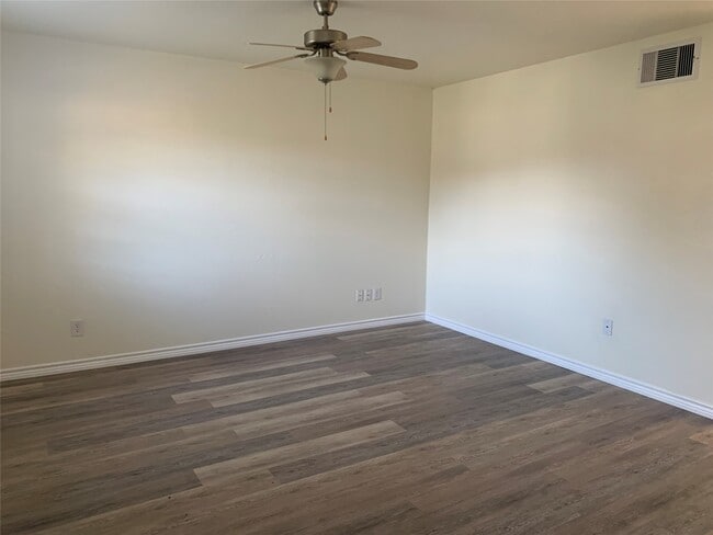 Photo - 448 Carlton St