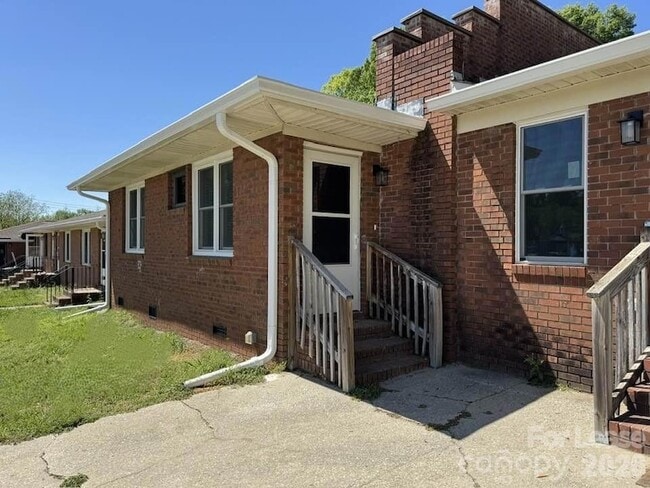 Building Photo - 19612 Oak St Unit 5