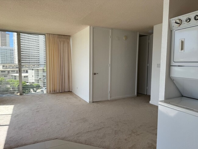 Photo - Remodeled 2 bedroom, 1 bath with assigned ... Unidad 404
