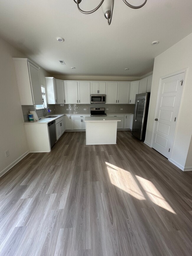 Photo - 423 Bassett Ln