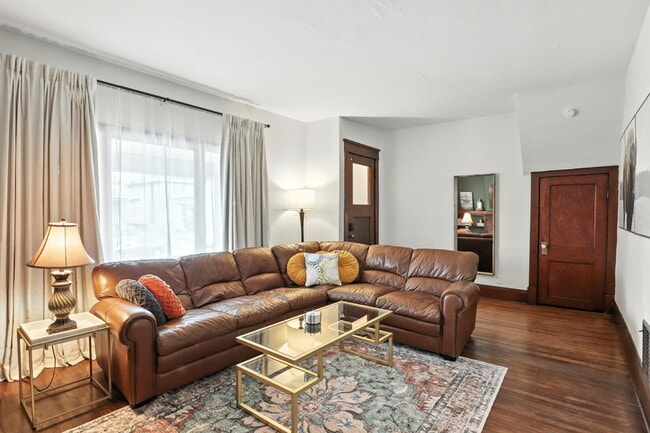 Building Photo - Fully Furnished 3-Bedroom Main-Floor Apartment in North Buffalo Unit Lower