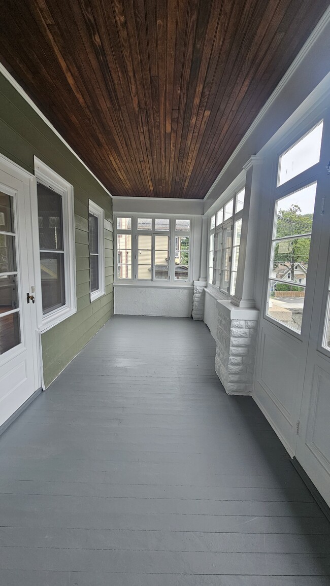 Front porch - 133 Western Ave Apartamentos