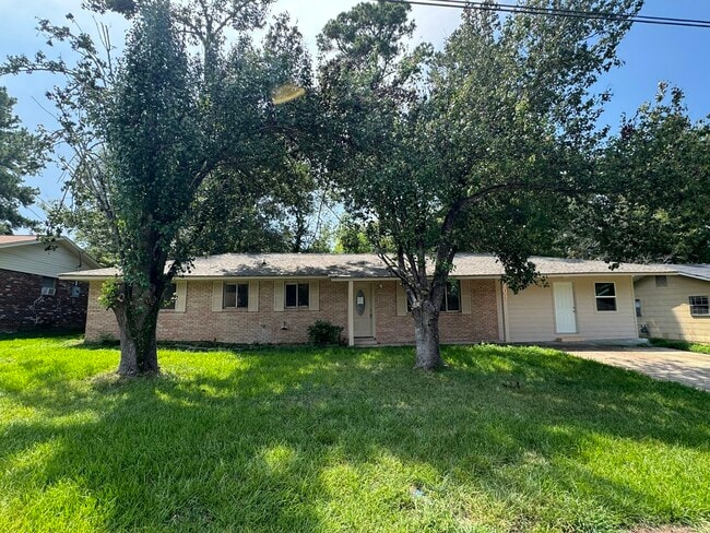 Photo - 209 W Lisa Dr House