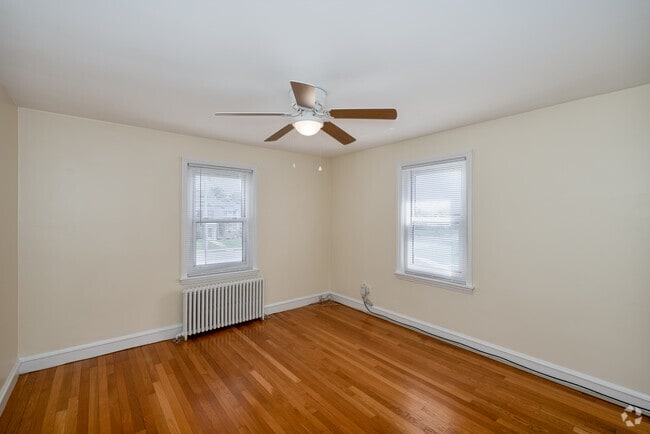 2BR, 1BA - 583SF - Primary Bedroom