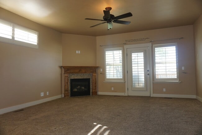 Photo - Gorgeous 4 Bedroom Sandy Home "Pet Friendly"