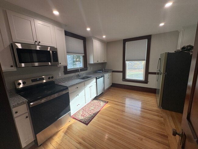 Building Photo - 736 Pleasant St Unit 736 Pleasant Street