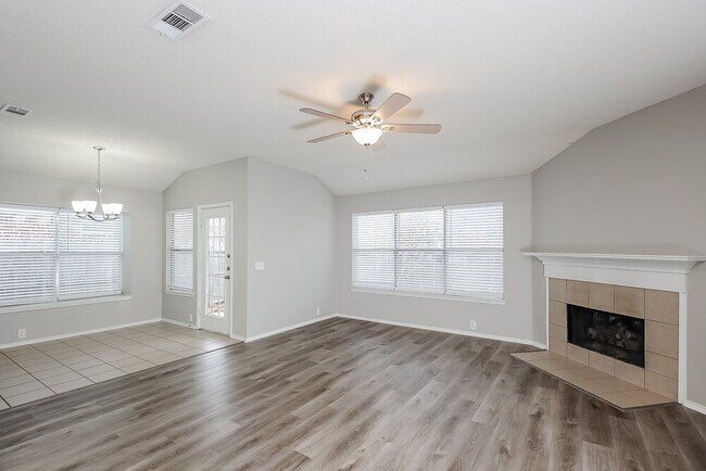 Photo - 833 Lariat Dr