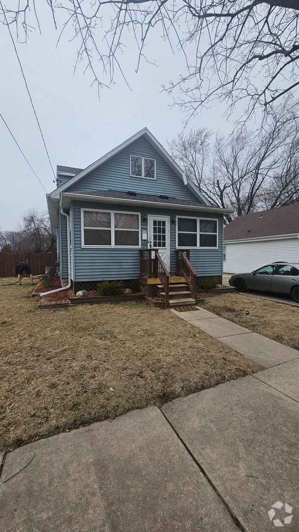 Building Photo - 3 Bedroom 2 Bathroom Single Family Home Av...