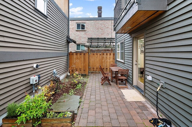 Photo - 1220 Aurora Ave N Unidad ID1036011P