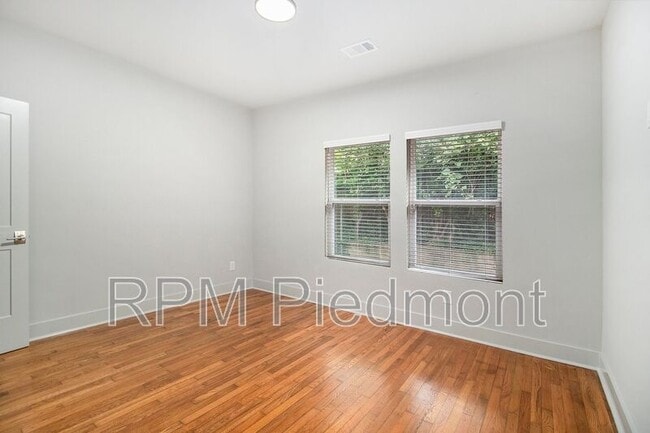 Photo - 751 Cascade Pl SW